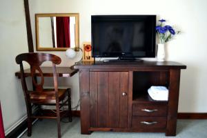 En tv och/eller ett underhållningssystem på Ely Guest House