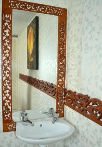 Kamar mandi di Ely Guest House