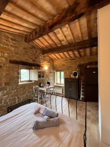 a bedroom with a bed in a room with a kitchen at Casa Al Fondo in Gualdo di Macerata