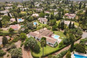Mexilhoeira Grande的住宿－Villa Jardim do Paraiso，享有带游泳池和树木的房屋的空中景致
