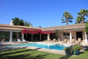 Mexilhoeira Grande的住宿－Villa Jardim do Paraiso，庭院内带游泳池的别墅