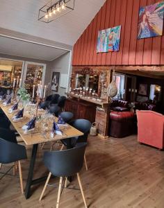 a dining room with a long table and chairs at Kræmmervika Havn in Ballstad