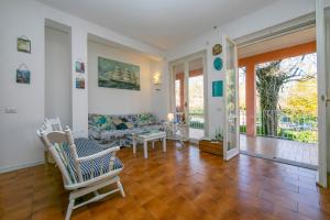 uma sala de estar com um sofá e uma mesa em Casa Lavanda Pool, Tennis - Happy Rentals em Ispra