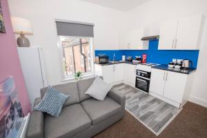 Majoituspaikan Versatile Cozy & Spacious Comfort Hull Apartments keittiö tai keittotila