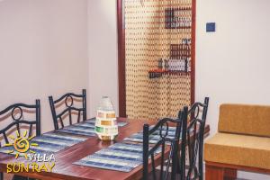 een eettafel met een blauw en wit tafelkleed bij Villa Sun Ray in Tissamaharama