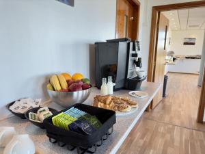 Adventure Hotel Hellissandur的厨房或小厨房