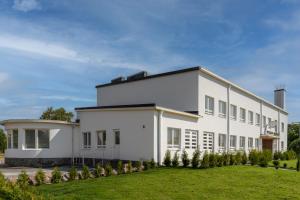 a large white building with a yard at Hangon Asema 1 - lemmikkihuone in Hanko