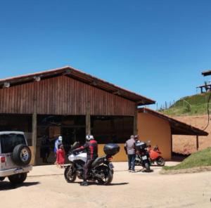 grupa motocykli zaparkowanych przed budynkiem w obiekcie Pousada Quinzitão - O seu local de descanso! w mieście Extrema
