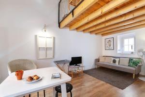 un soggiorno con un tavolo e un divano di Classic Lisbon Homes: Bright & Central in Belém a Lisbona