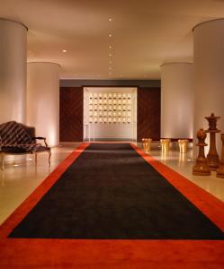 ロンドンにあるSt Martins Lane Londonの赤と黒のカーペットが敷かれた広い客室です。