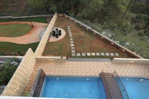 羅納瓦拉的住宿－Casa Lola，享有庭院游泳池的顶部景色