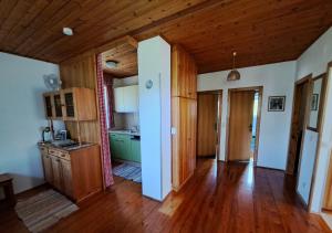 Kuchyňa alebo kuchynka v ubytovaní Bungalows Raschun Grabelsdorf Etruskerweg 10 A-9122 St.Kanzian