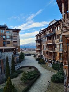 Luftaufnahme eines Innenhofs mit Mehrfamilienhäusern in der Unterkunft Four Seasons Apartment Bansko in Bansko