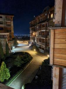Blick auf eine Straße in der Nacht von einem Gebäude in der Unterkunft Four Seasons Apartment Bansko in Bansko
