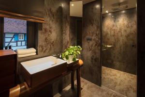 bagno con lavandino e doccia di Domaine du Kaegy - Hébergements 5 étoiles a Steinbrunn-le-Bas