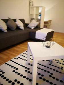 - un salon avec un canapé et une table dans l'établissement Zentrum, helle und ruhige möblierte DG-Wohnung zwischen Steintor und Uni, à Hanovre