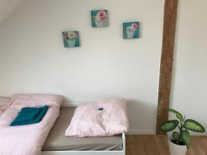 Cette chambre dispose d'un canapé avec des photos sur le mur. dans l'établissement Zentrum, helle und ruhige möblierte DG-Wohnung zwischen Steintor und Uni, à Hanovre