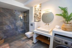 A bathroom at 21 Sleeps Private Pool Villa & BBQ Near Barcelona