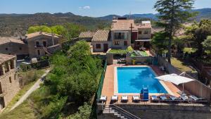 z góry widok na dom z basenem w obiekcie 21 Sleeps Private Pool Villa & BBQ Near Barcelona w mieście Rocafort