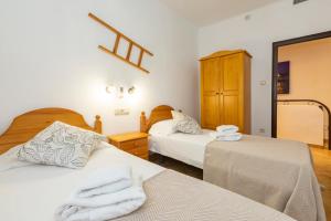 A bed or beds in a room at 21 Sleeps Private Pool Villa & BBQ Near Barcelona