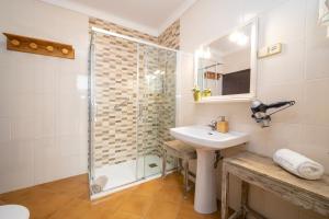A bathroom at 21 Sleeps Private Pool Villa & BBQ Near Barcelona