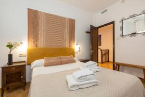 A bed or beds in a room at 21 Sleeps Private Pool Villa & BBQ Near Barcelona