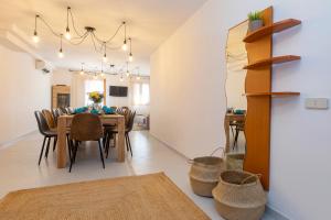 A television and/or entertainment centre at 21 Sleeps Private Pool Villa & BBQ Near Barcelona