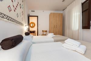 A bed or beds in a room at 21 Sleeps Private Pool Villa & BBQ Near Barcelona
