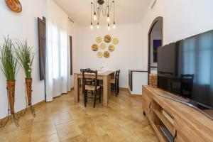 A television and/or entertainment centre at 21 Sleeps Private Pool Villa & BBQ Near Barcelona