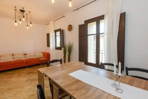A seating area at 21 Sleeps Private Pool Villa & BBQ Near Barcelona