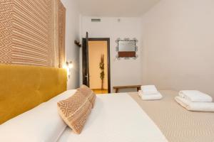 A bed or beds in a room at 21 Sleeps Private Pool Villa & BBQ Near Barcelona