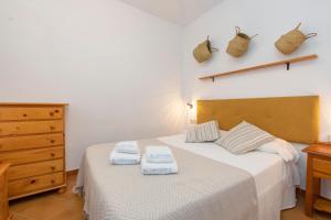A bed or beds in a room at 21 Sleeps Private Pool Villa & BBQ Near Barcelona