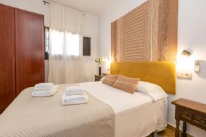 A bed or beds in a room at 21 Sleeps Private Pool Villa & BBQ Near Barcelona