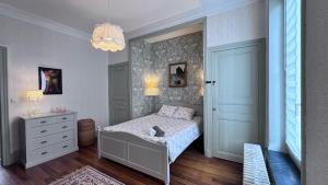 - une petite chambre avec un lit et une commode dans l'établissement Résidence de la Marquise, à Nancy