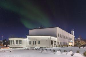 an office building with the aurora in the sky at Hangon Asema 1 - lemmikit sallittu in Hanko