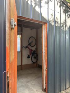una bicicleta colgada en la pared de un garaje en Auberge de jeunesse HI Poitiers, en Poitiers