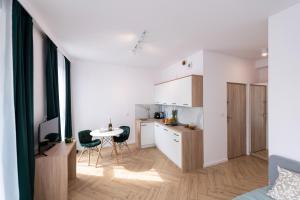 kuchnia ze stołem oraz mała kuchnia z pokojem w obiekcie Apartamenty Centrum III w Bydgoszczy