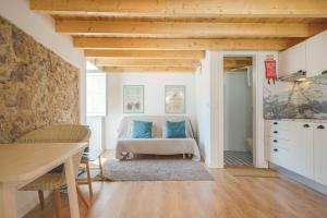 una camera da letto con un letto con cuscini blu di Classic Lisbon Homes: Bright & Central in Belém a Lisbona