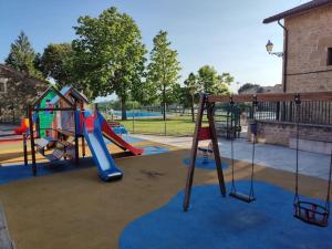 un parque infantil con tobogán en Zaldivar etxea, en Leza