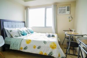 Säng eller sängar i ett rum på Urban Oasis Condo Near Ayala Centrio