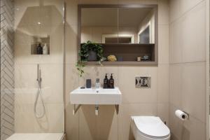 Un baño con lavabo, inodoro y ducha. en 9 Kings, Hudson Quarters- FREE PARKING, en York