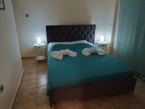 - une chambre avec un lit et 2 serviettes dans l'établissement Athens Sky Suites 1, au Pirée