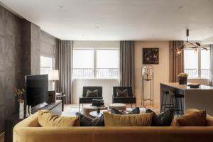 una sala de estar con un sofá y una mesa en 9 Kings, Hudson Quarters- FREE PARKING, en York 11 fotos más