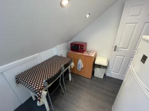 a small room with a table and a door at Luxurious & Spacious Apartment with PARKING close to LONDON in Harold Wood