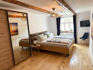 Schlafzimmer mit einem Bett und einem Spiegel in der Unterkunft Mountain apart Ferienwohnungen im Harz in Wernigerode