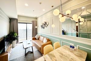 Yu Stay Apartment in Soho D1 near Bui Vien walking street في مدينة هوشي منه: غرفة معيشة مع أريكة وطاولة