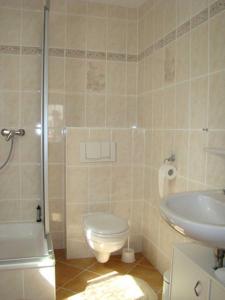 ein Badezimmer mit Toilette, Waschbecken und Dusche in der Unterkunft Ferienwohnungen Mülling in Heringsdorf