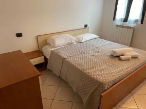 a bedroom with a bed with two towels on it at Appartamento in corte in Bagnolo