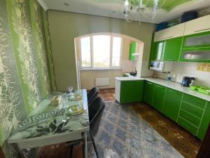 Kitchen o kitchenette sa Quiet appartment in Bishkek city