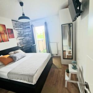 sypialnia z dużym łóżkiem i lustrem w obiekcie Modern and confortable apartment close to Paris w mieście Bois-Colombes